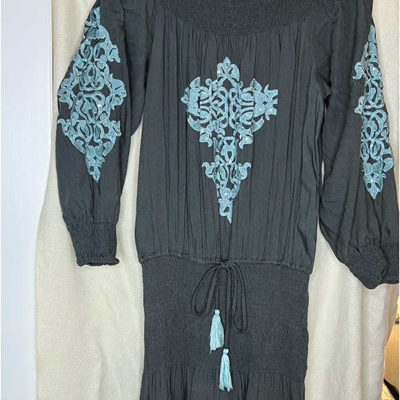 Bahamian style dress by Miss June Paris. - Picture 3 of 14